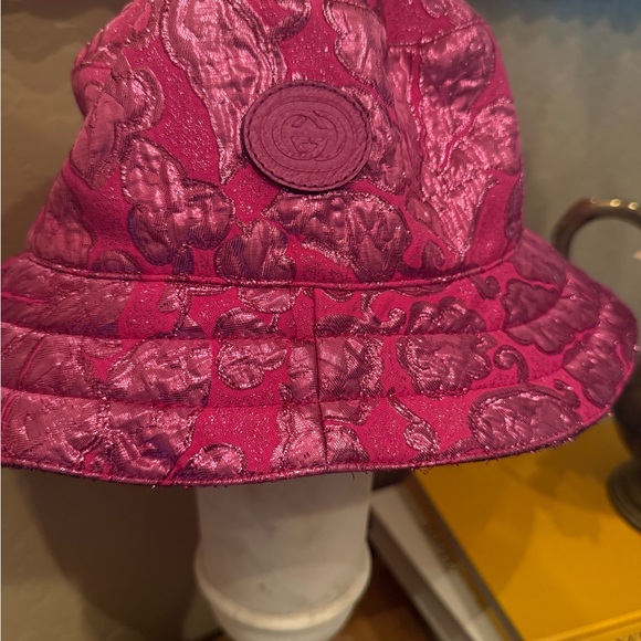Adorable nwt Gucci pink reversible shiny bucket hat size medium. - Picture 2 of 4